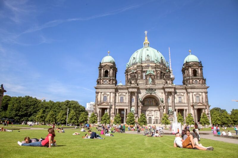 Berlin: City Center Walking Tour - Exploring the Historic Fernsehturm and Neptunbrunnen Fountain