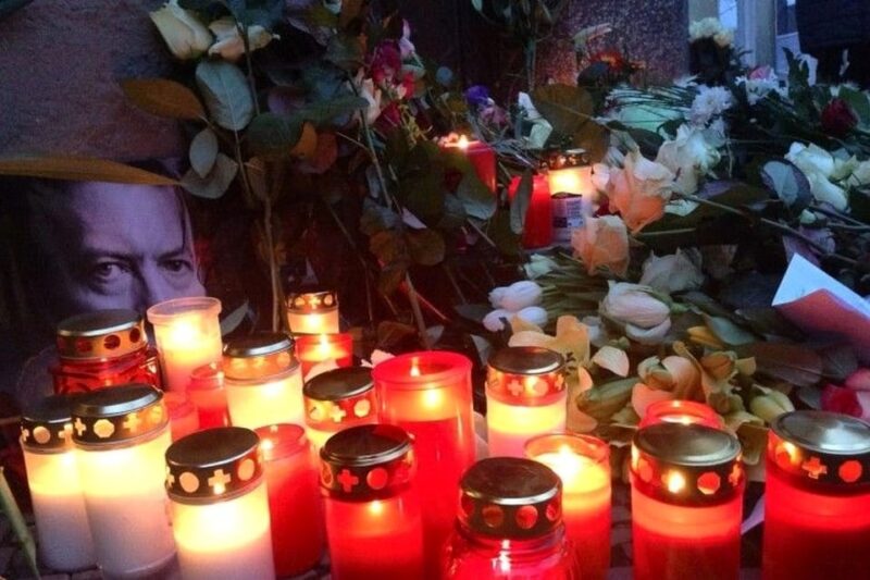 Berlin: David Bowie & 1970s Berlin Guided Walking Tour - Bowies Favorite Clubs and Cafes