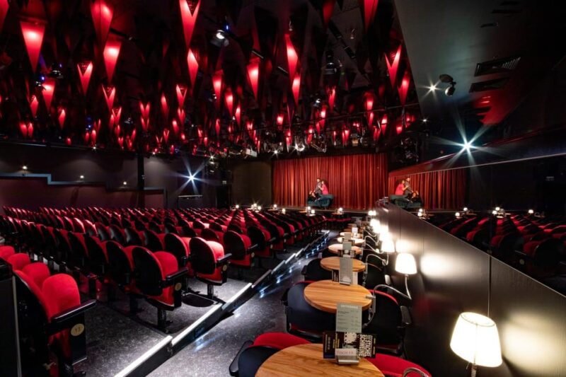 Berlin: Die Stachelschweine - Frank Lüdecke - Träumt Weiter - How the Performance Combines Politics, Philosophy, and Humor