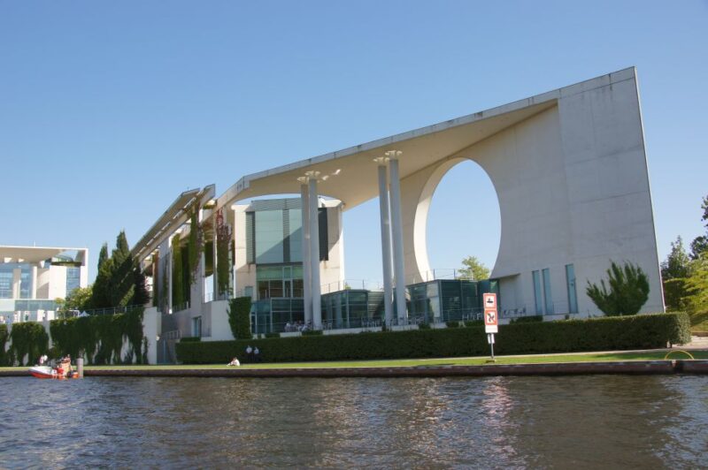 Berlin: Dinner Cruise on the Spree with Prosecco - Berlin: Dinner Cruise on the Spree with Prosecco — A Romantic and Scenic Experience