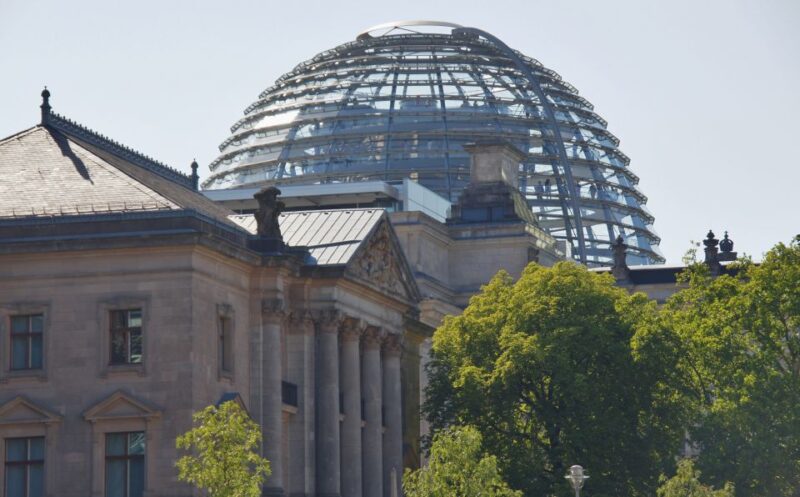 Berlin: Dinner Cruise on the Spree with Prosecco - The Atmosphere: Romantic and Relaxed