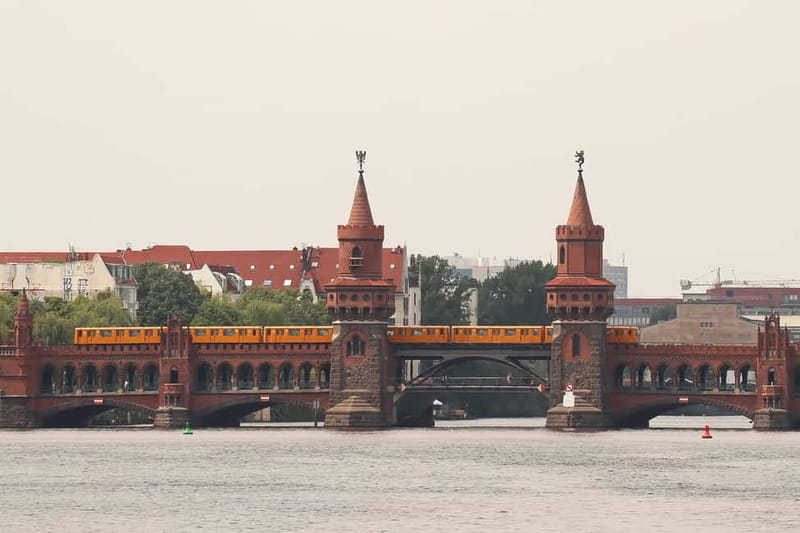 Berlin: East Side Gallery Spree Cruise in a Solar Catamaran - Exploring the East Side Gallery from the Water