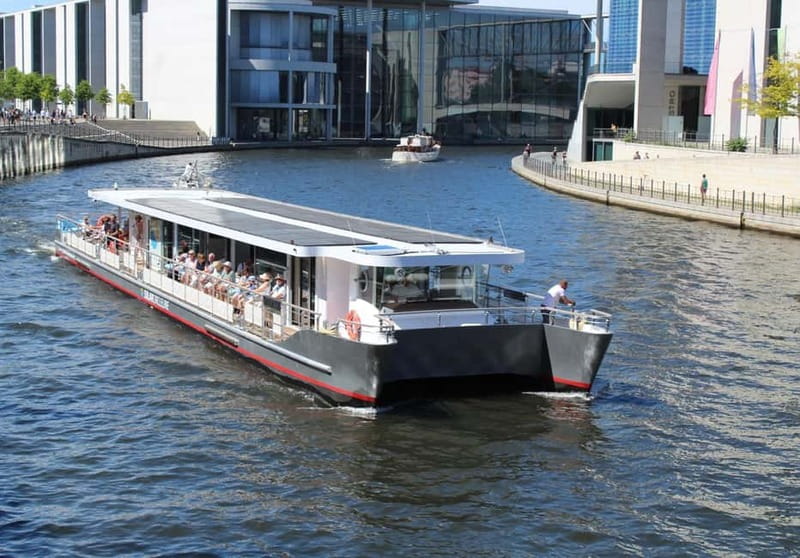Berlin: East Side Gallery Spree Cruise in a Solar Catamaran - Scenic Views at Treptow Park and Insel der Jugend