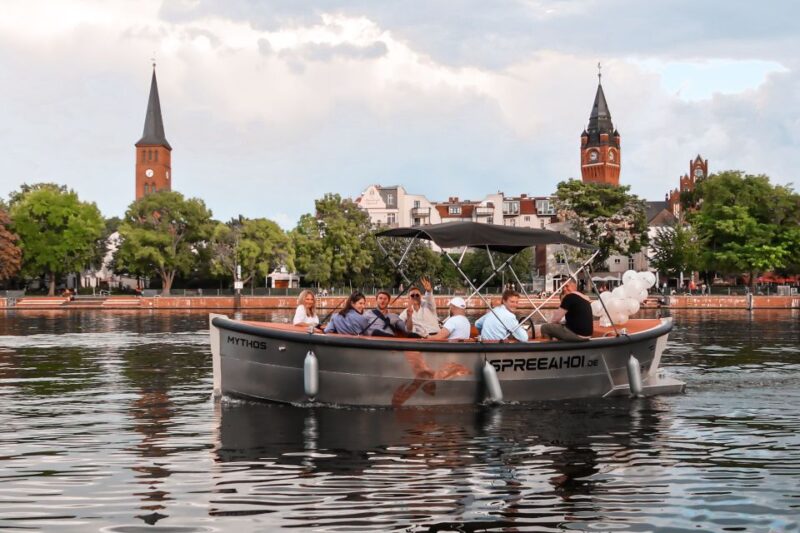 Berlin: Electric Boat Rental for self-driving 2 hrs - Exploring Müggelsee and Surroundings