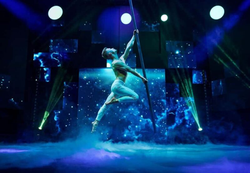 Berlin: "Flying Lights" - incl. Flying Steps  Variety Show - Dining Experience at Wintergarten Varieté