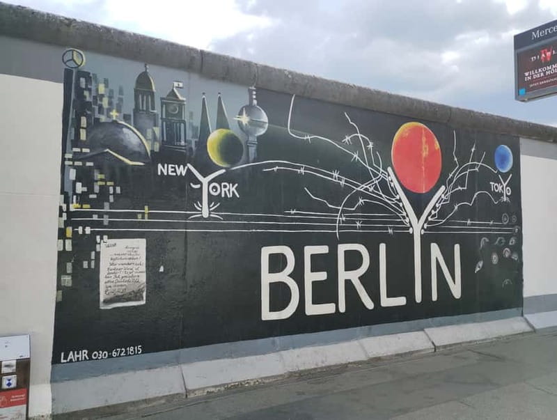 Berlin Friedrichshain: Urban Walk of Grit and Gentrification - Discover Friedrichshain’s Vibrant and Gritty Atmosphere