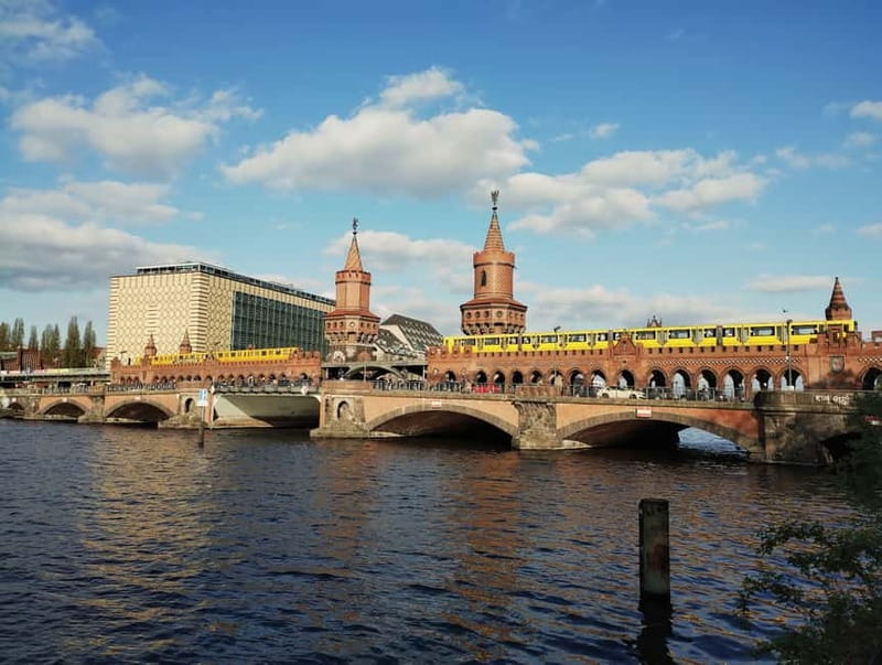 Berlin Friedrichshain: Urban Walk of Grit and Gentrification - Exploring Key Sites: East Side Gallery and Oberbaumbrücke