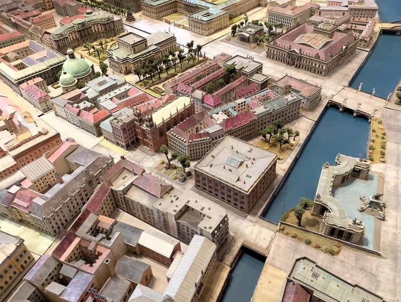 Berlin: From East to West & Wall Tour by Bike with a Guide - Riding Through Tiergarten and Along the River Spree