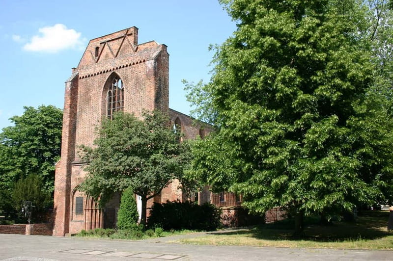 Berlin: Guided Bike Tour to Hidden Gems off the Beaten Path - The Guide’s Role in Bringing Berlin’s Secrets to Life