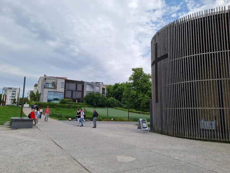 Berlin: Guided walking tour of the Secrets of the Berlin Wall - The Journey Through Bernauer Straße U8 Station