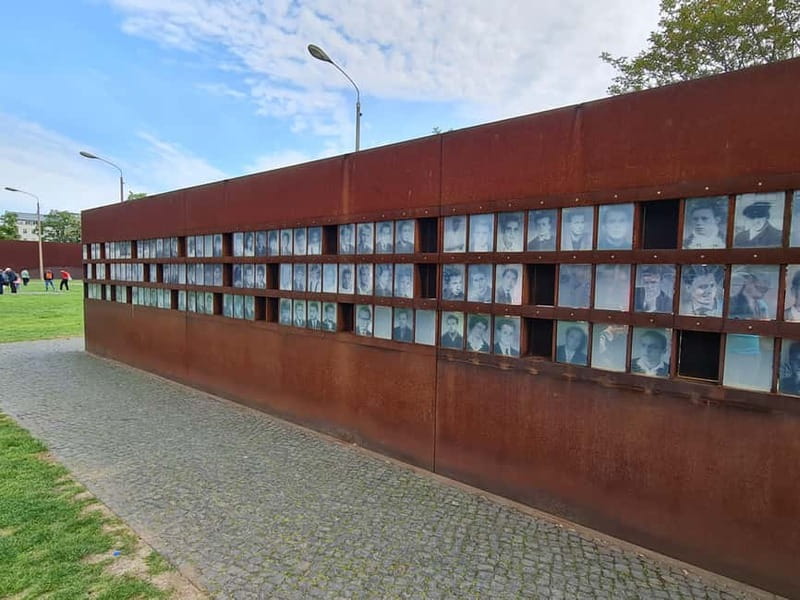 Berlin: Guided walking tour of the Secrets of the Berlin Wall - Experience Quality and Guide Expertise