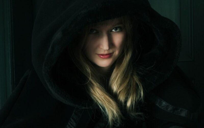 Berlin: Haunted Guided Tour in German - Key Points