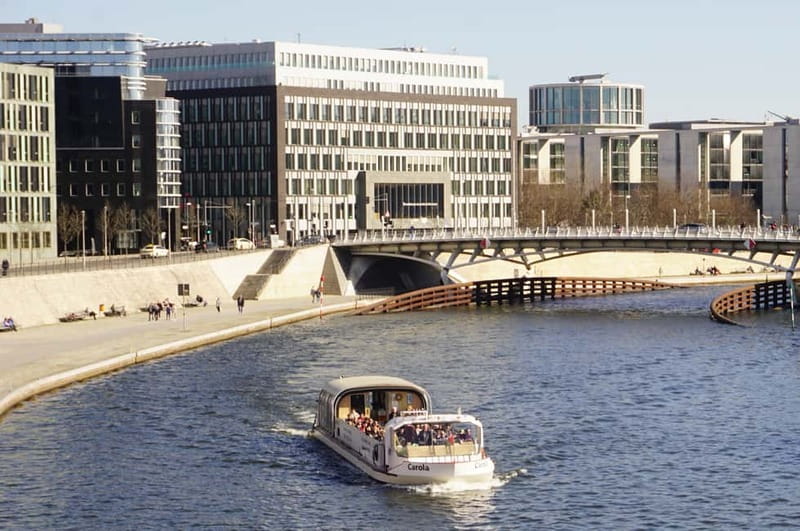 Berlin: Heated Boat River Cruise with Live Bilingual Guide - Live Bilingual Guides: Knowledgeable and Entertaining