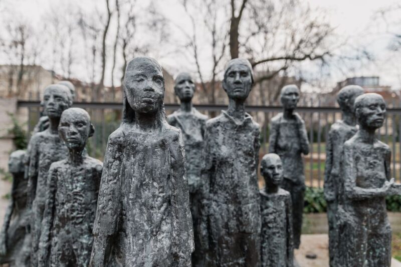 Berlin: Hidden Backyards Guided Walking Tour - Vibrant Colors at Heckmann-Höfe Courtyard