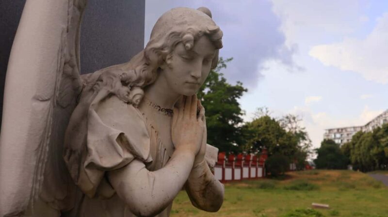 Berlin: Invalidenfriedhof Walking Tour of Historic Cemetery - The Unique Setting of Invalidenfriedhof in Berlin