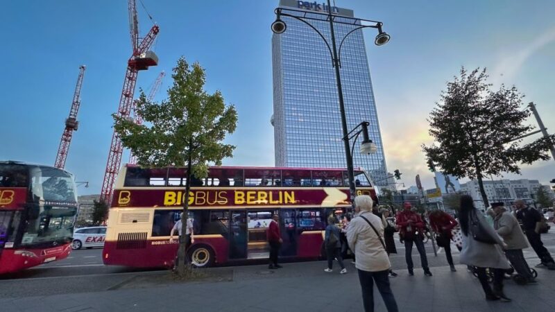 Berlin: Live-Guided Evening Sightseeing Tour by Open-top Bus - Major Landmarks: Brandenburg Gate and the Berlin Wall