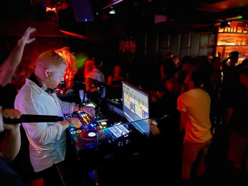 Berlin: Ludwig's Private Pub Crawl with VIP Club Entry - Flexibility and Booking Options