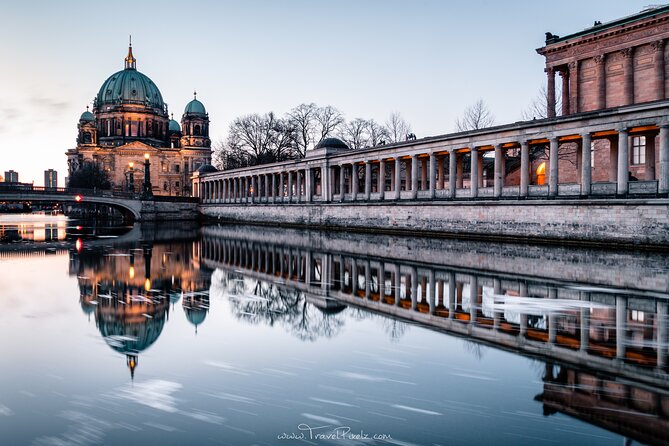 BERLIN PHOTO TOUR with a professional Photographer from Berlin - Tips for Perfecting Photos During the Blue Hour
