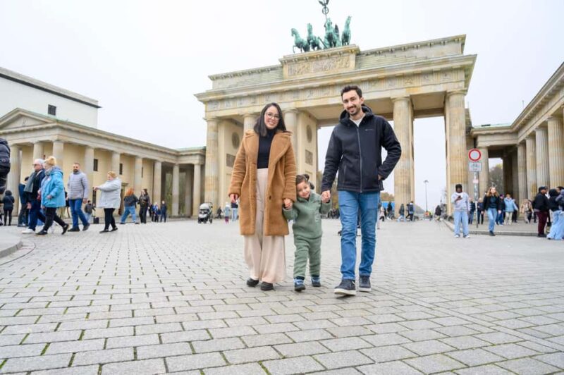Berlin: Premium 60-Minute Photoshoot at Iconic Landmarks - The Scenic Walk from Brandenburg Gate to Museum Island