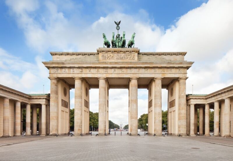 Berlin: Private 2-Hour Sightseeing Tour in Classic GDR Van - Key Points
