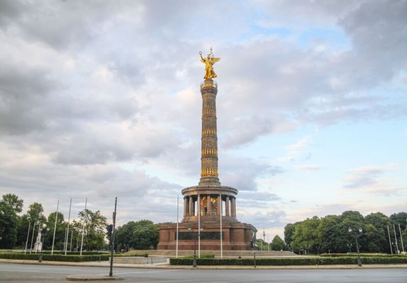 Berlin: Private 2-Hour Sightseeing Tour in Classic GDR Van - Exploring Berlin in a Classic GDR Van