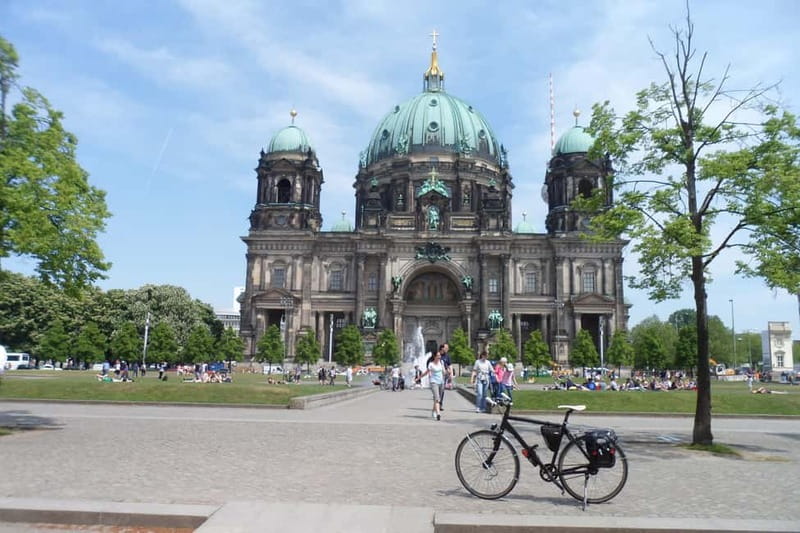 Berlin: private Bike Tour Through City Center - Exploring Tiergarten and the Brandenburg Gate