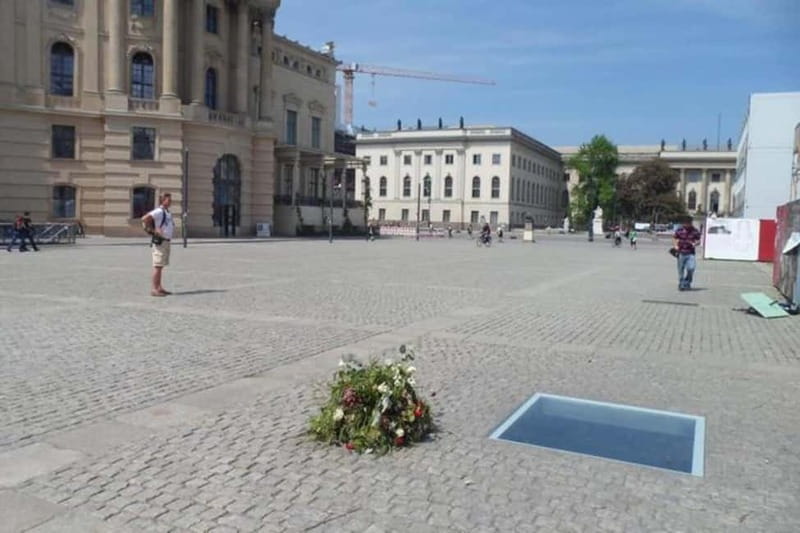 Berlin: Private Highlights Walking Tour - Walking Through Nikolaiviertel and Seeing Berlin Cathedral