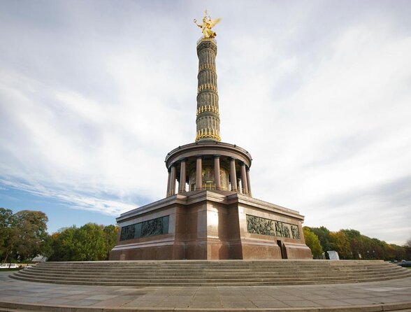 Berlin: Private Highlights Walking Tour with Local Guide and Hotel pickup - Explore Berlin’s Iconic Sights with a Private Guide
