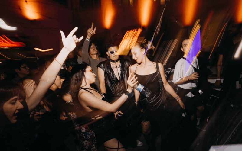 Berlin: Pub Crawl with Shots and VIP Club Entry - Key Points