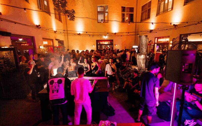 Berlin: Pub Crawl with Shots and VIP Club Entry - Meet Your Guides: Friendly Experts in Berlin’s Nightlife