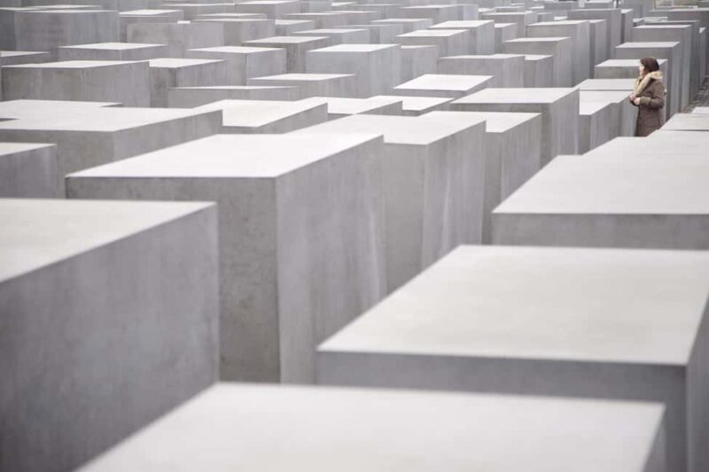 Berlin: Reichstag & Holocaust Memorial Walking Tour - Reflecting at the Holocaust Memorial