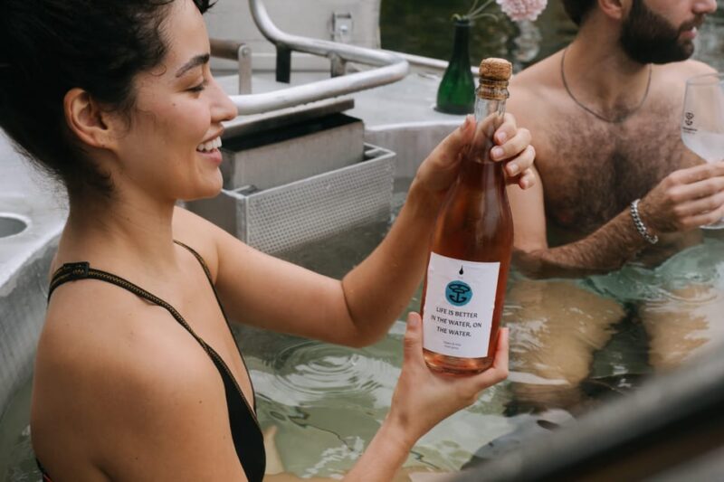 Berlin: Self-drive hot tub boat experience - The Experience Provider: Badedampfer