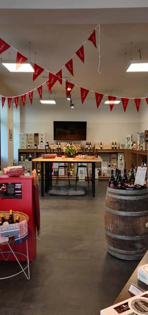 Berlin: Sip Up Comedy - Stand Up Comedy with Wine Tasting - Enjoy a Unique Mix of Comedy and Wine in Berlin