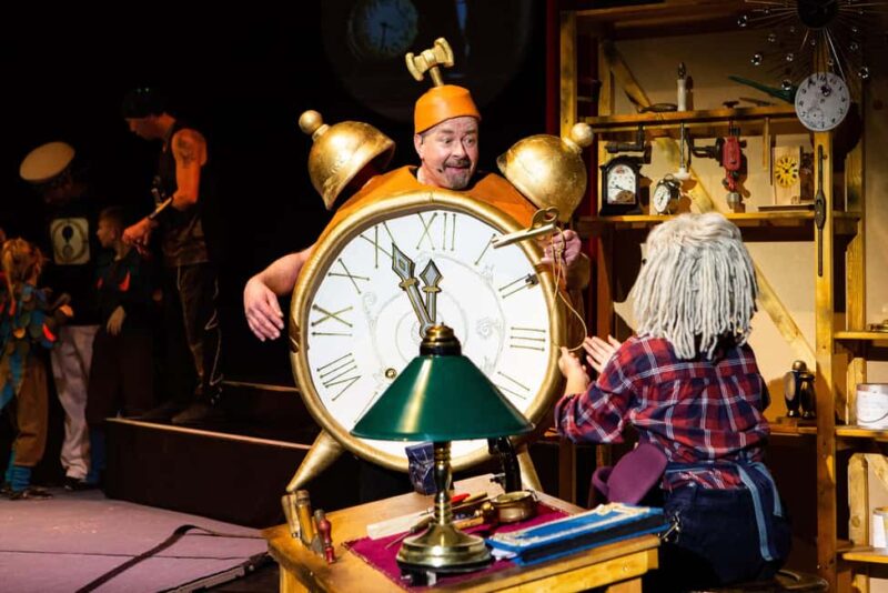 Berlin: Snow White - Children Variety Show Ticket - Exploring the Wintergarten Building and Its Festive Decor