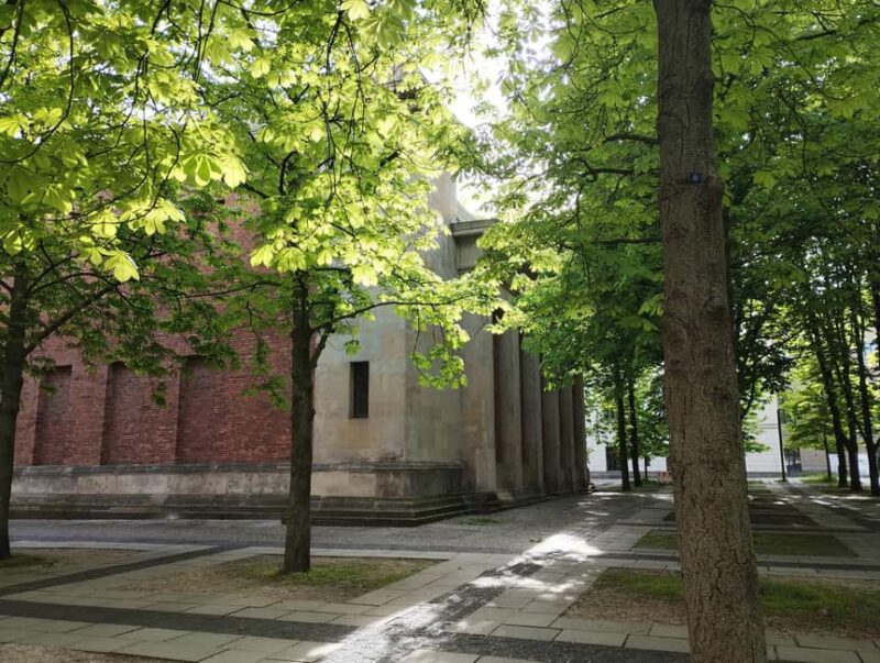 Berlin: Tour through Old Berlin  on the trail of the city's early history - Practicalities: Meeting Point, Accessibility, and Flexibility