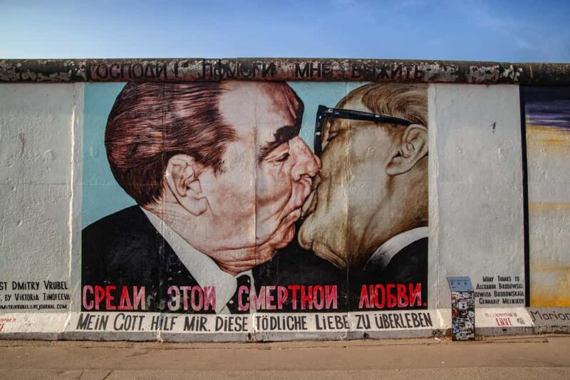 Berlin Wall: Short History & Art Tour at the East Side Gallery - Discovering the East Side Gallery’s Longest Preserved Section