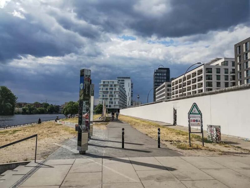 Berlin Wall: Short History & Art Tour at the East Side Gallery - The Value of This Guided Focused Tour