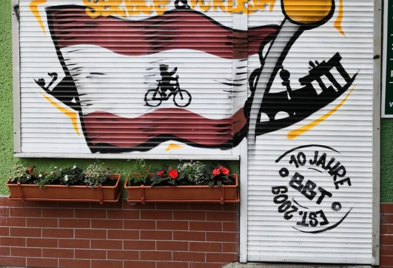 Berlin Wall: Small Group Guided Tour - Visiting the Well-Known Ulbrichtkurve and Schwedter Steg Bridge