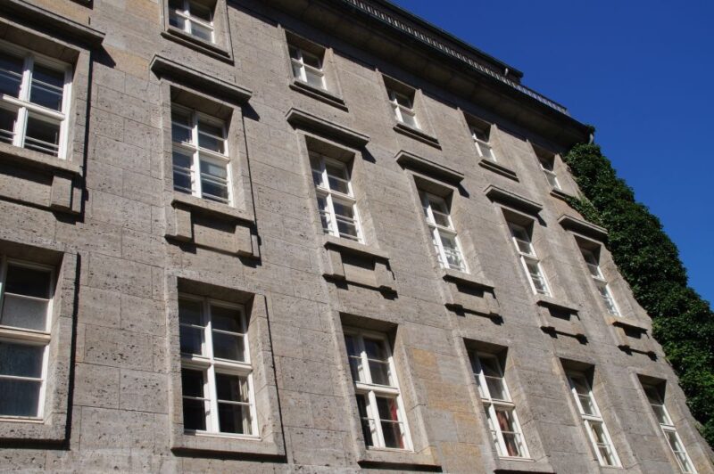 Berlín y el Nacionalsocialismo. Group Tour in Spanish - From the Entrance of the Fernsehturm to the Nazi Sites