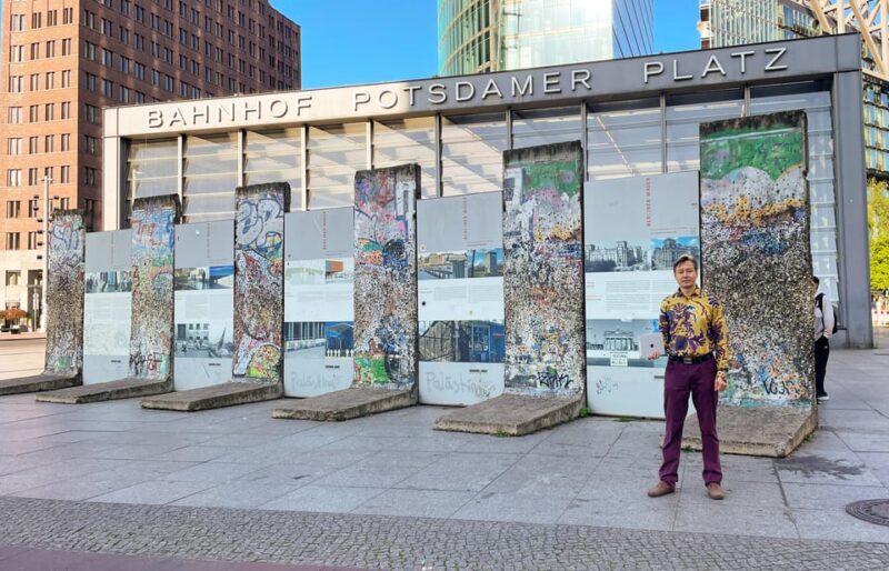 Berlin's history inside out - Concluding at Checkpoint Charlie