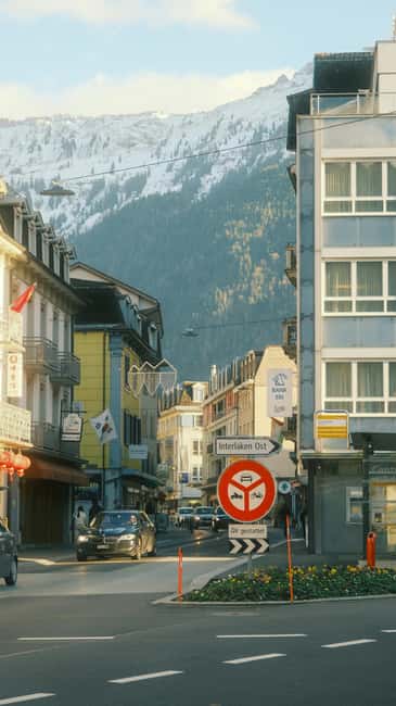 Bern: City Tour with Chocolate Fondue Experience - Discovering Bern’s Architectural Highlights and Local Atmosphere