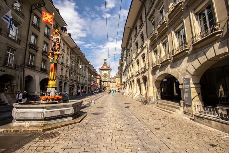 Bern: Private Express Walk with a Local in 60 minutes - Discovering Bern’s Vibrant Squares and Streets
