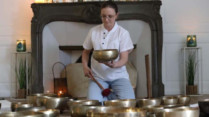 Besançon: Experience a timeless sound journey with the sound of Himalayan bowls - The Expertise of Sarah Ignatz and Professional Guidance