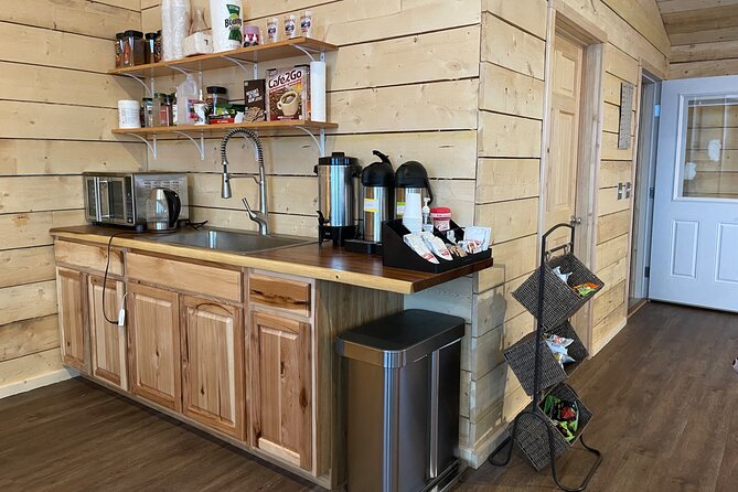 Best Alaskan Cabin Aurora Viewing with Photography @Aurora Camp - The Hospitality and Hosts: Joy and David