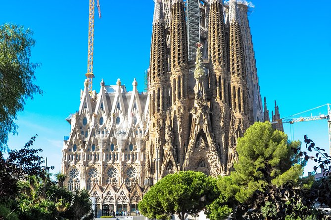 Best of Barcelona and Sagrada Familia Tour with Priority Access - Starting Point and Tour Structure