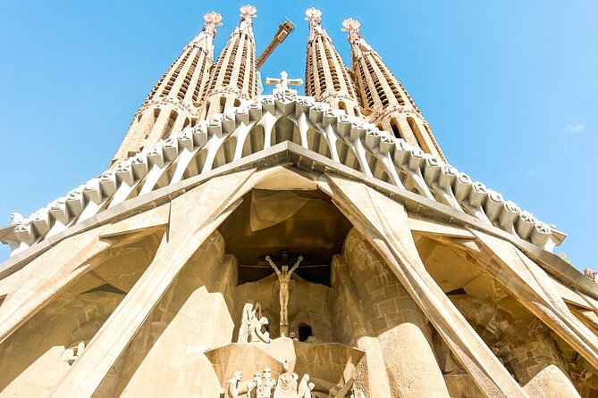 Best of Barcelona: Sagrada Familia, Park Guell, Montjuic & Gothic - Visiting Gothic Quarter Landmarks: Santa Maria del Pi, and the Cathedral