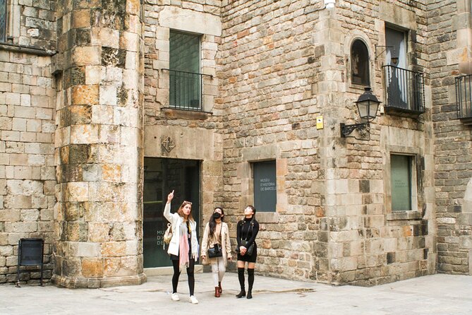 Best of Barcelona: Sagrada Familia, Park Guell, Montjuic & Gothic - Crossing the Pont del Bisbe and Sashaying through Placa de Sant Jaume