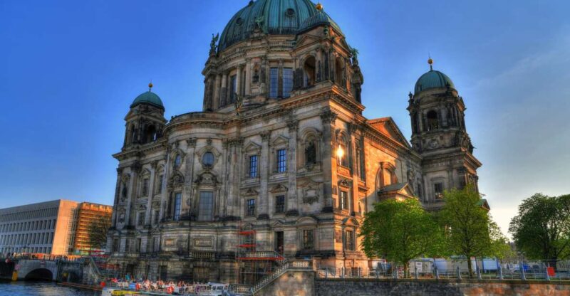 Best of Berlin - Private Tour - Starting at the Reichstag Building, Berlin’s Political Heart