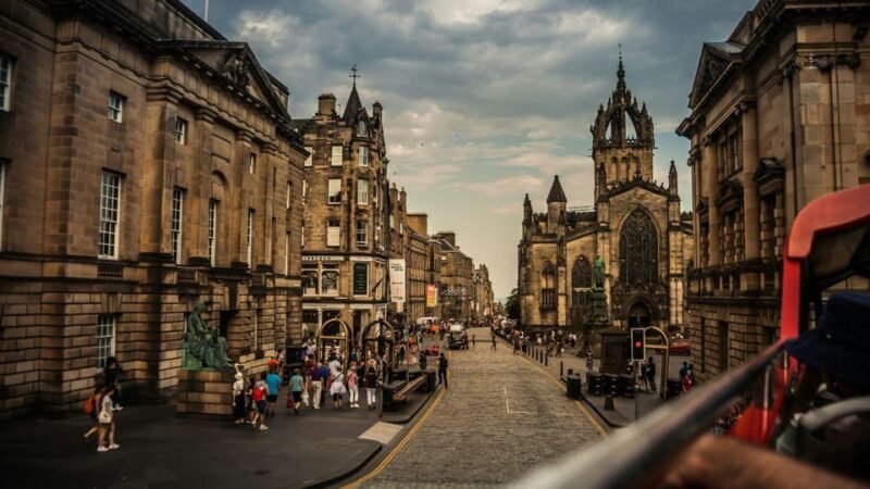 Best of Edinburgh Walking Tour-3 Hours, Small Group max 10 - Guides Approach and Commentary Style