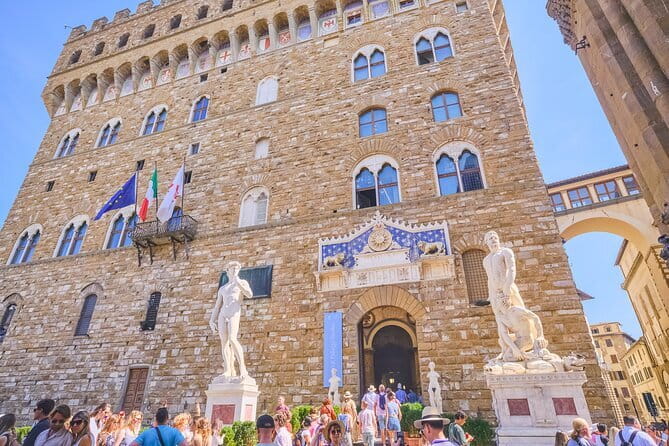 Best of Florence walking tour - monolingual small group tour - Crossing the Iconic Ponte Vecchio